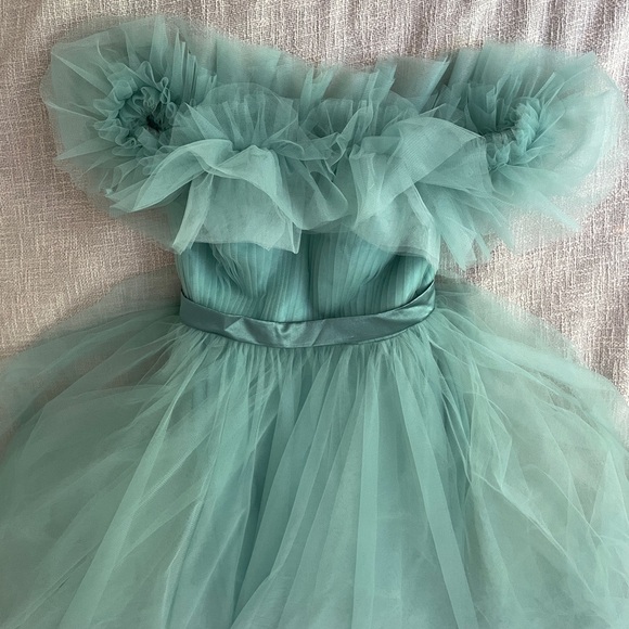 Elegant Off-Shoulder Green Evening Gown - Picture 3 of 3